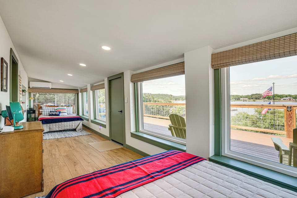 Lake View + Huge Deck: Cozy Possum Kingdom Retreat Cottage in Possum Kingdom Lake