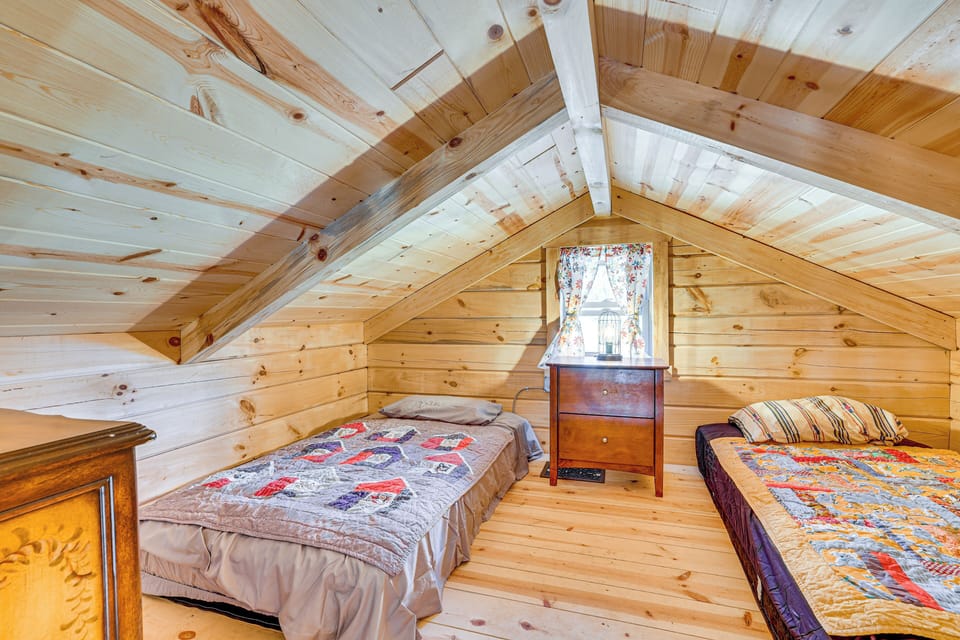 'fins & Flowers' Off-grid Cabin w/ Trout Fishing! Cottage in Minnesota