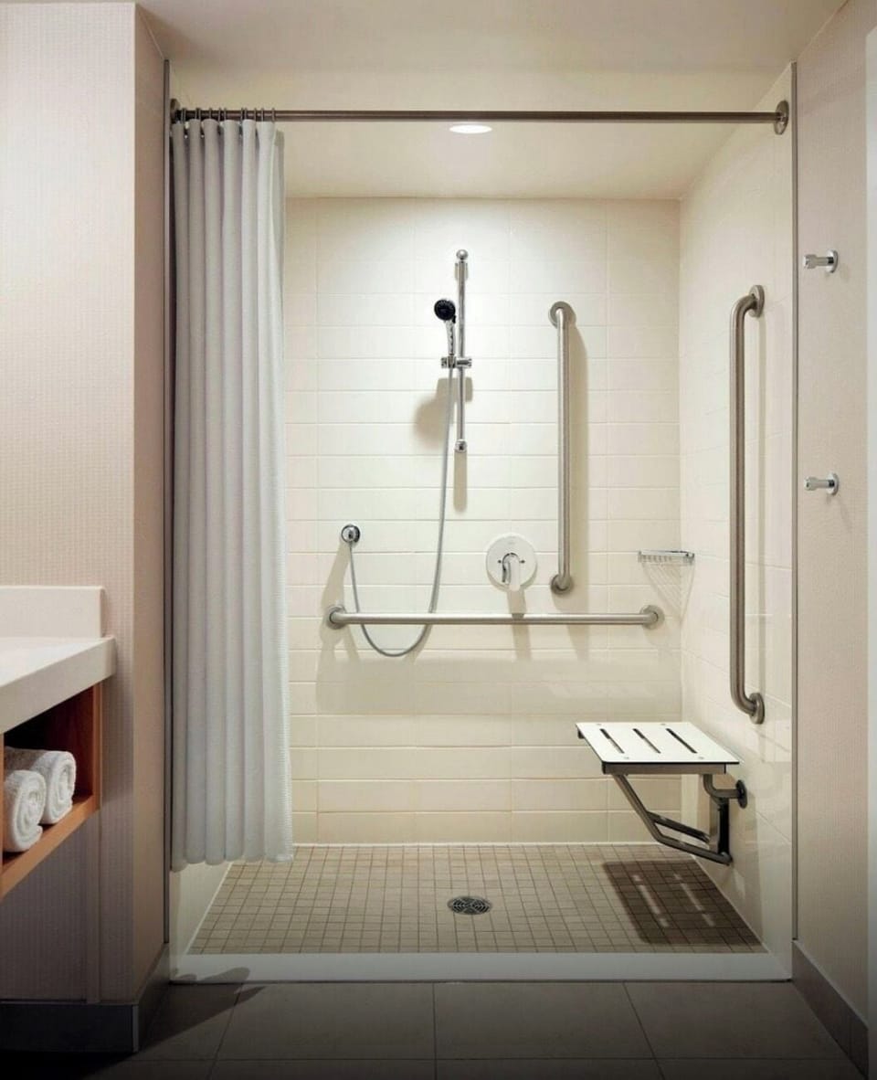 Single Room, Accessible Bathtub | Bathroom | Combined shower/tub, towels, soap, shampoo