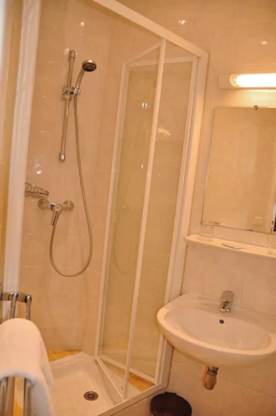 Confort Signe Room, Shower | Bathroom | Hair dryer, towels