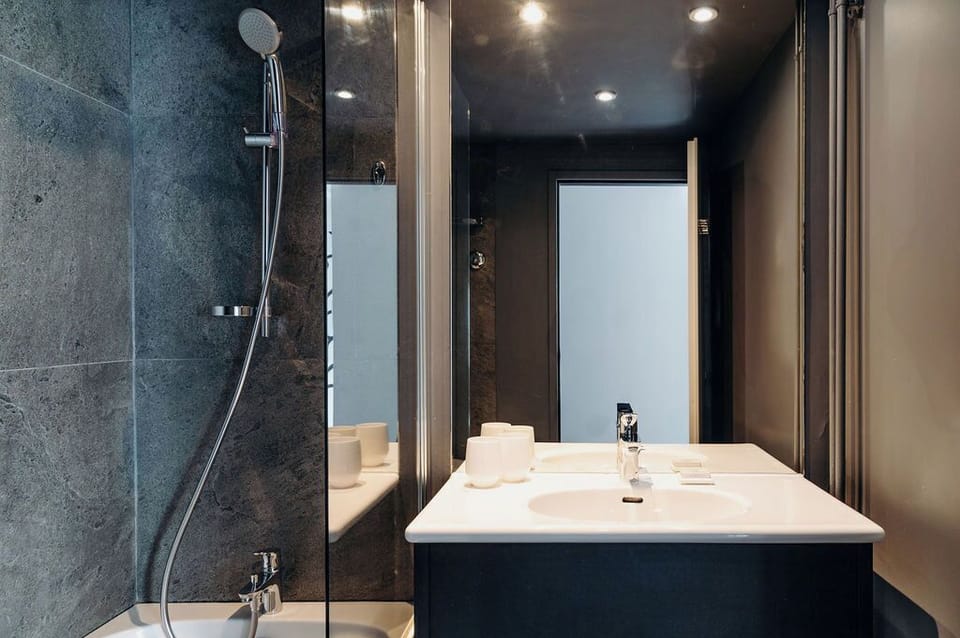 Suite | Bathroom | Combined shower/tub, eco-friendly toiletries, hair dryer, towels