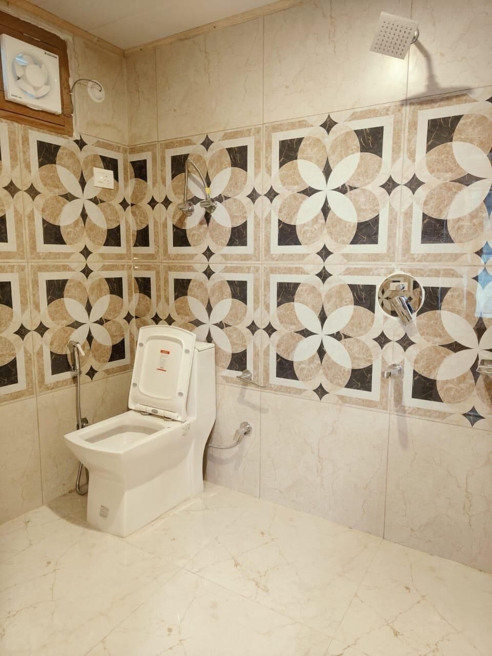 Deluxe Double Room | Bathroom | Shower, rainfall showerhead, free toiletries, towels
