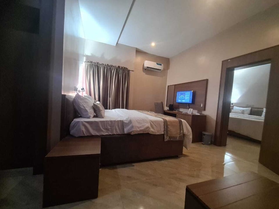Desk, laptop workspace, free WiFi
