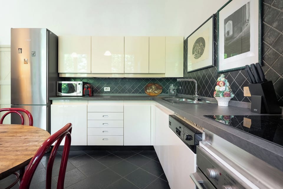 Full-size fridge, microwave, oven, stovetop
