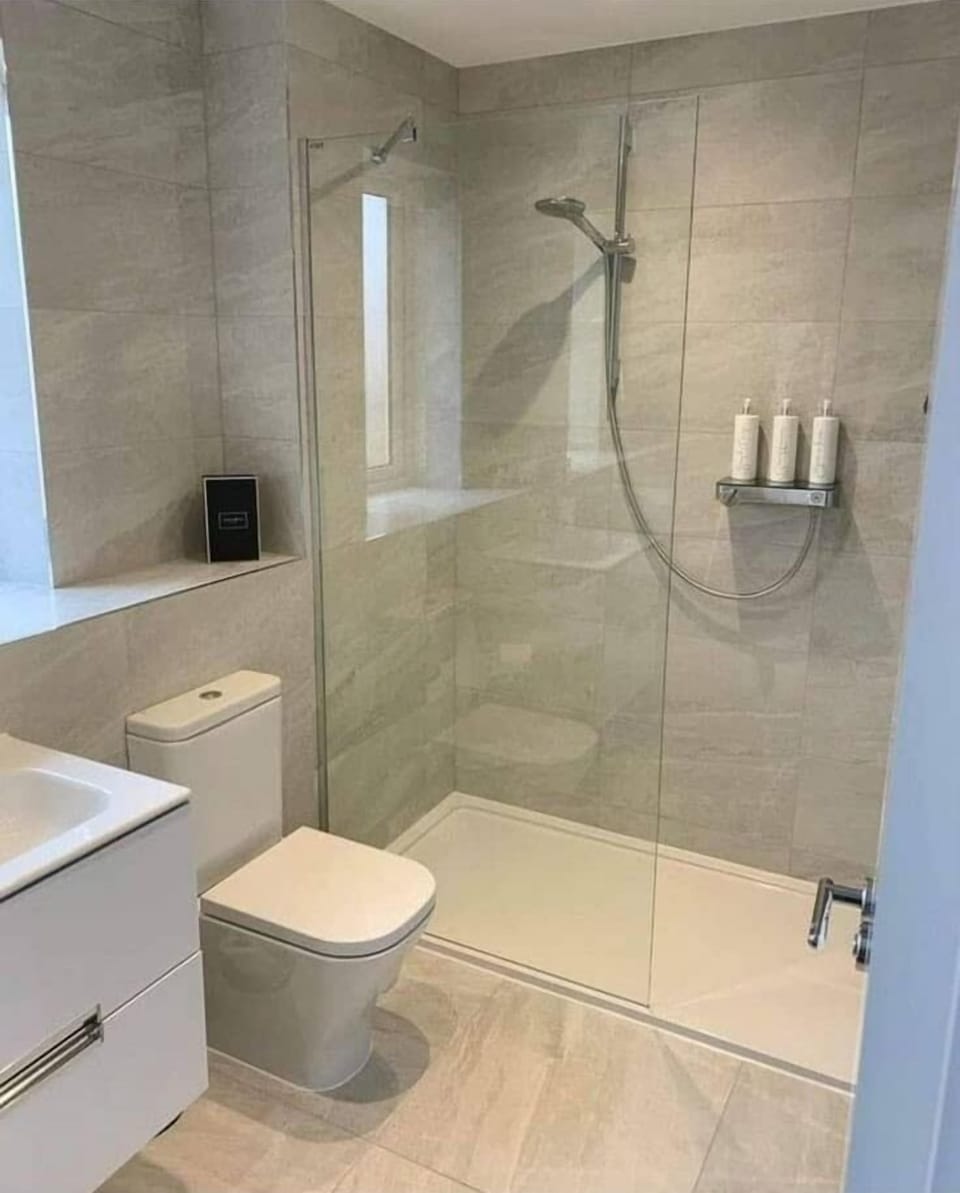 Classic Room, Balcony, City View | Bathroom | Slippers, towels, soap, shampoo