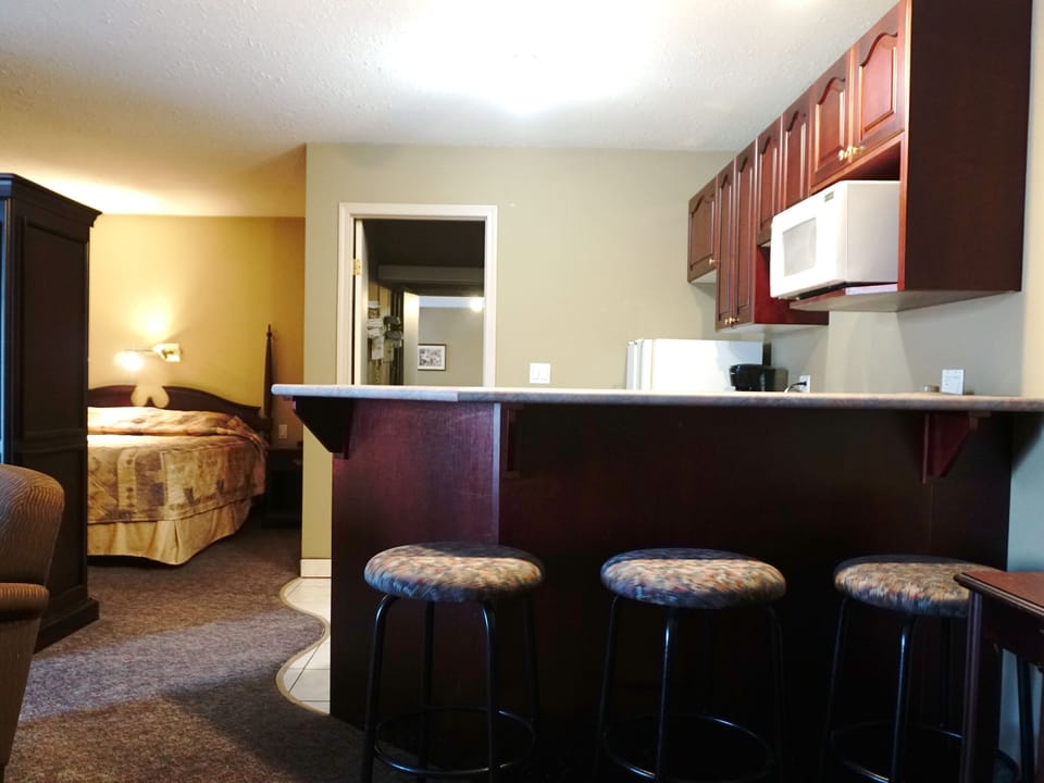 Luxury Suite, Jetted Tub | Desk, WiFi (free), bed sheets
