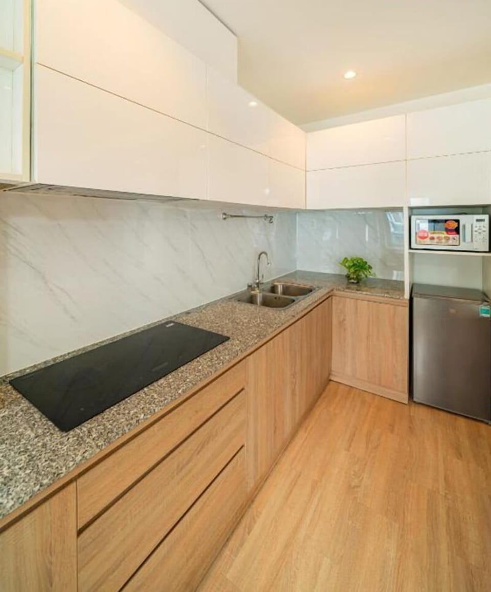 Deluxe Suite | Private kitchen | Fridge, stovetop, cookware/dishes/utensils, dining tables