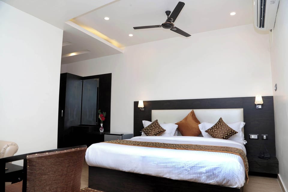 Executive Double Room | In-room dining