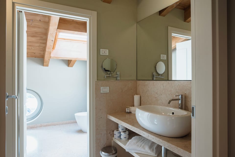 Grand Suite | Bathroom | Shower, hair dryer, bidet, towels