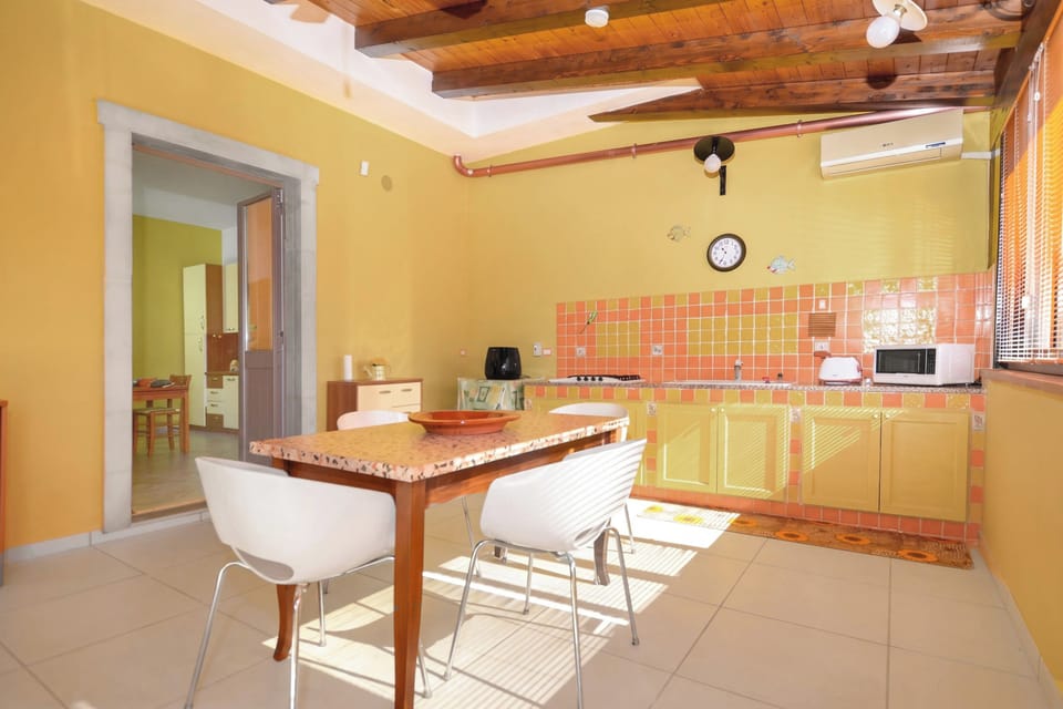 Family House, 2 Bedrooms, 2 Bathrooms (Casa Plaja) | Private kitchen