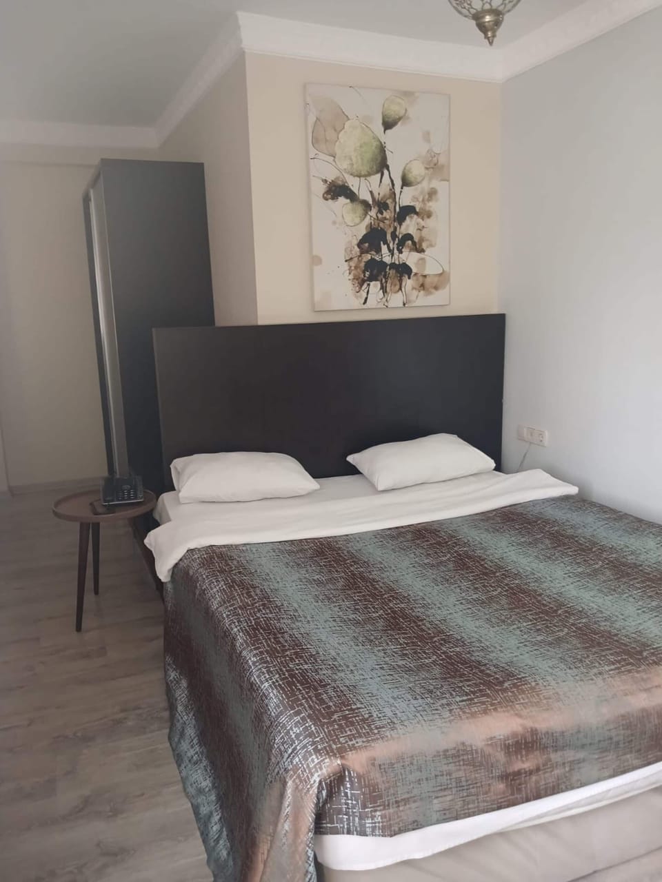 Desk, laptop workspace, WiFi (free)