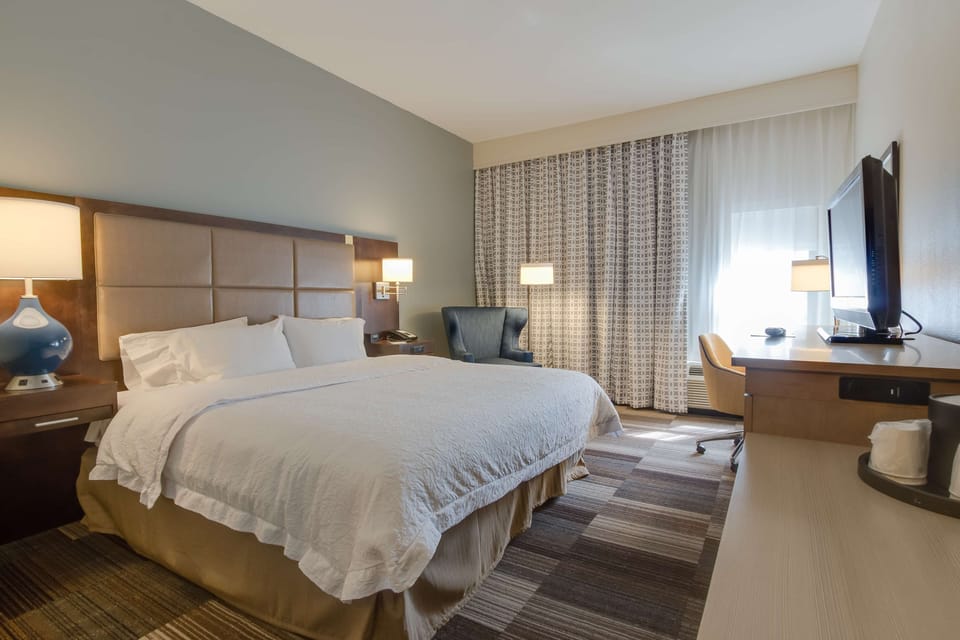 Minibar, in-room safe, laptop workspace, blackout drapes