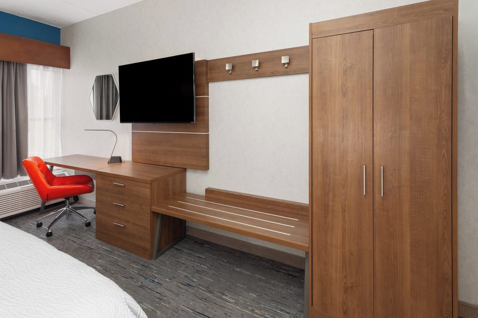 Premium bedding, in-room safe, desk, iron/ironing board