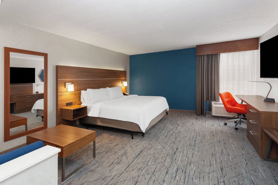 Suite, 1 King Bed with Sofa bed | Premium bedding, in-room safe, desk, iron/ironing board
