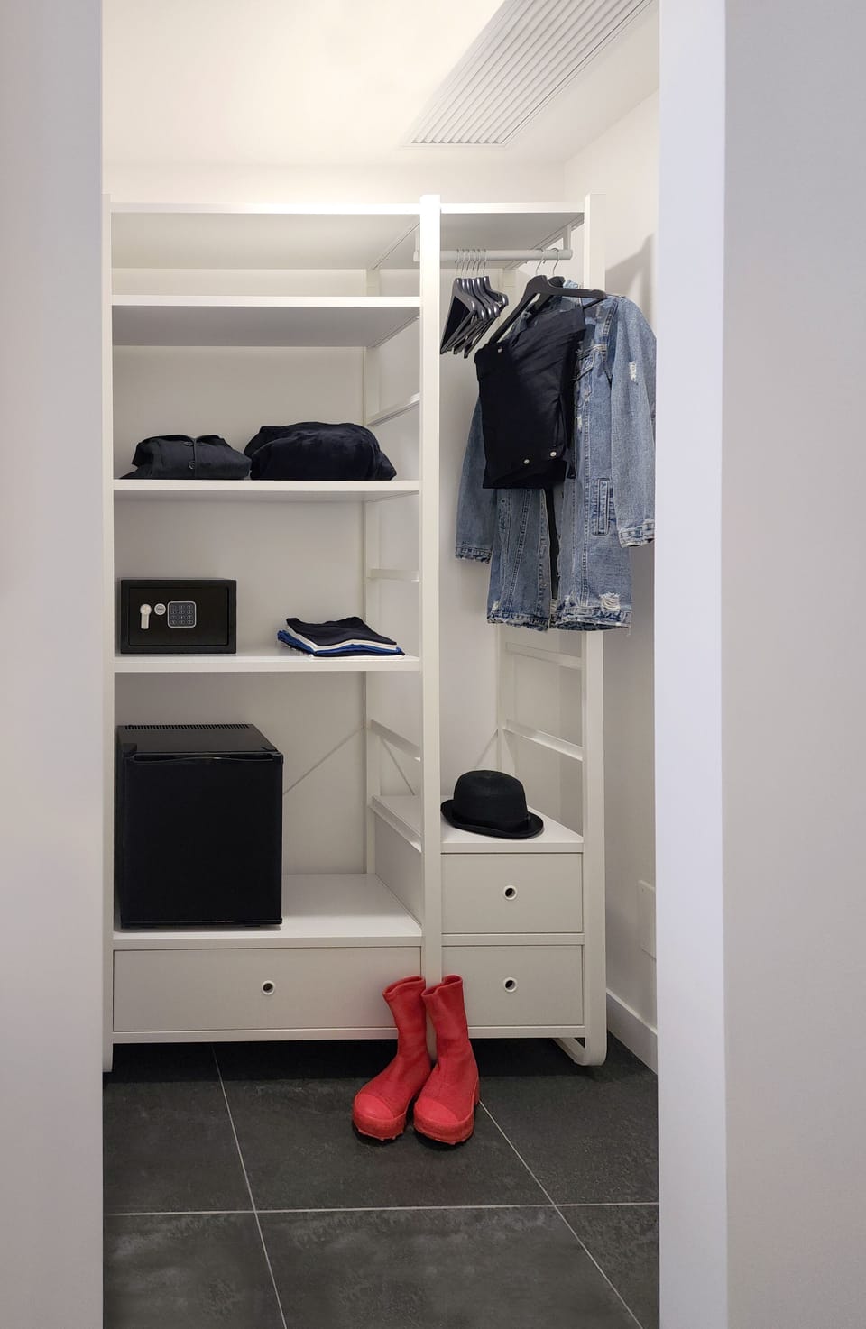 Comfort Double or Twin Room, City View (Bacio) | Wardrobe
