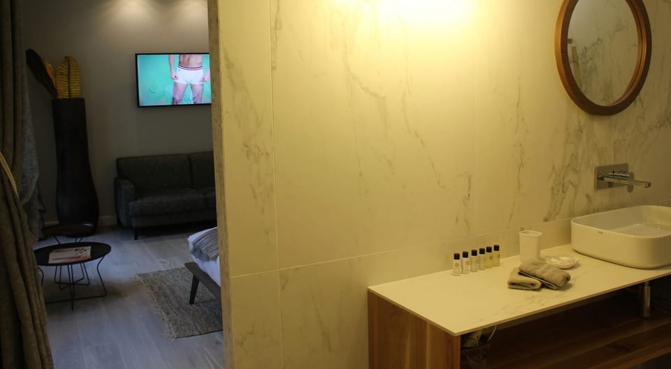 Comfort Suite | Minibar, in-room safe, soundproofing, rollaway beds (surcharge)