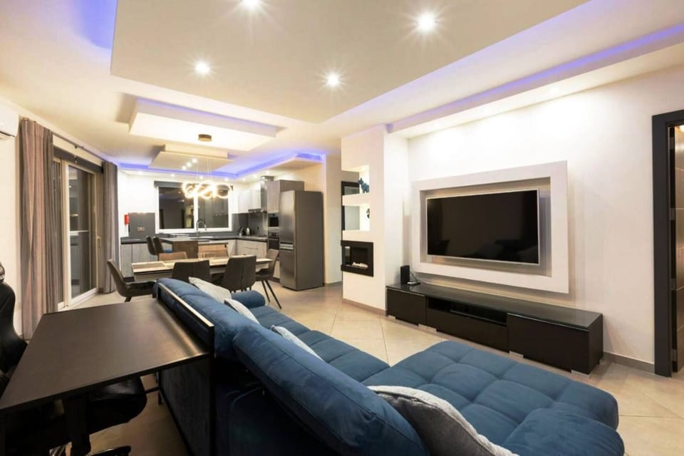Apartment, 3 Bedrooms, Accessible, Smoking | Living room