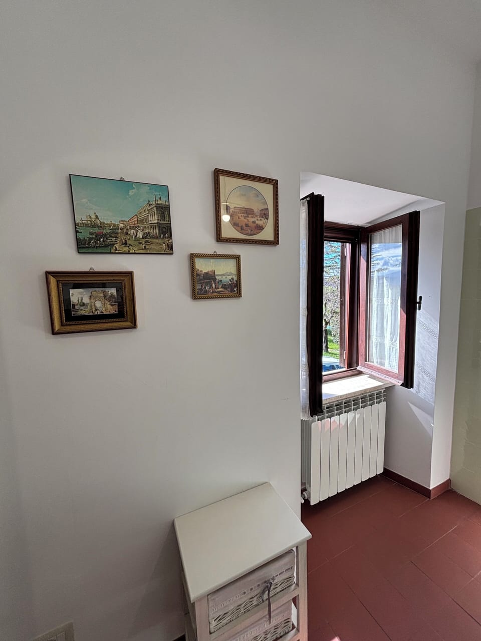 Deluxe Room, Hill View | Bathroom | Hair dryer, towels, soap, shampoo