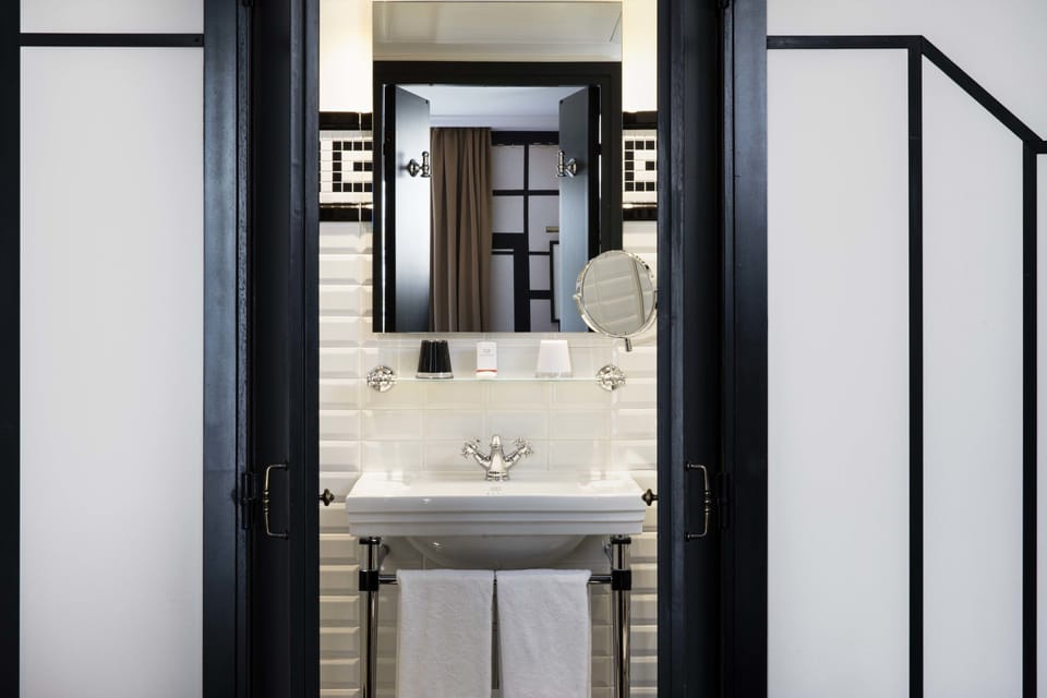 Superior Double Room, Balcony | Bathroom | Shower, hydromassage showerhead, designer toiletries, hair dryer