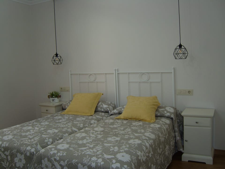 Double or Twin Room | Desk, blackout drapes, free cribs/infant beds, rollaway beds
