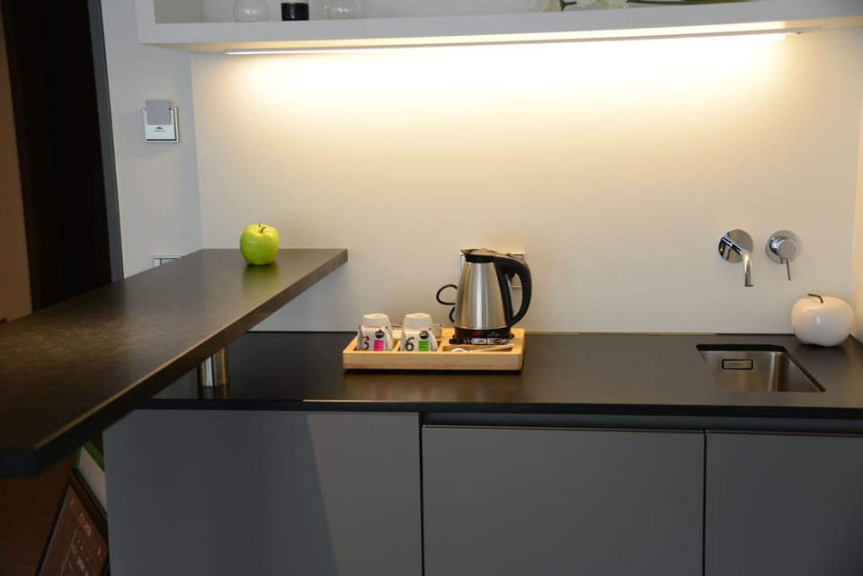 Coffee/tea maker, electric kettle