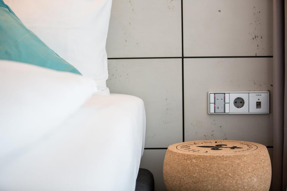 Comfort Room, Balcony (2) | Minibar, in-room safe, desk, soundproofing