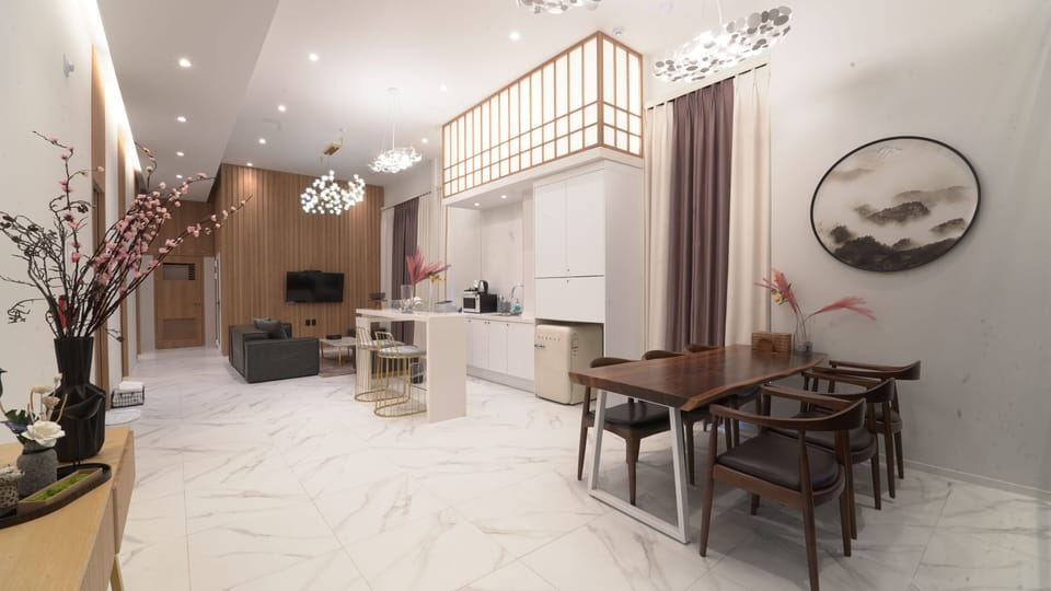 City White Room | Living area | 40-inch TV with cable channels, heated floors