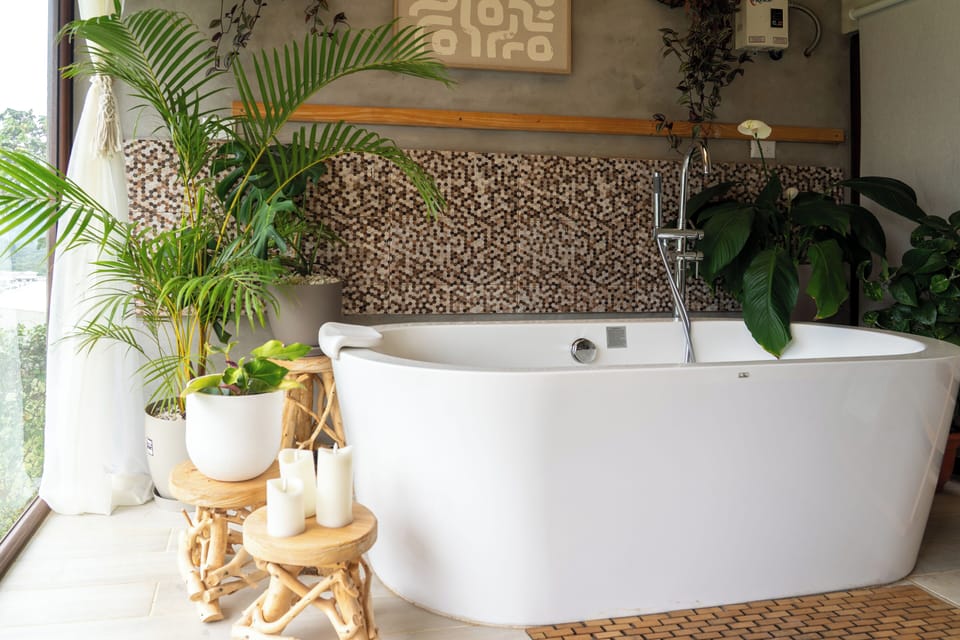 Deluxe Studio Suite | Bathroom | Towels, soap, shampoo, toilet paper