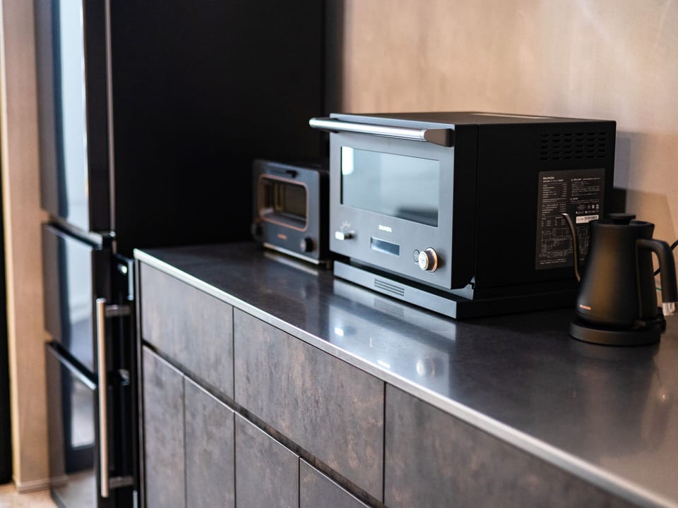 Oven, stovetop, coffee/tea maker, electric kettle