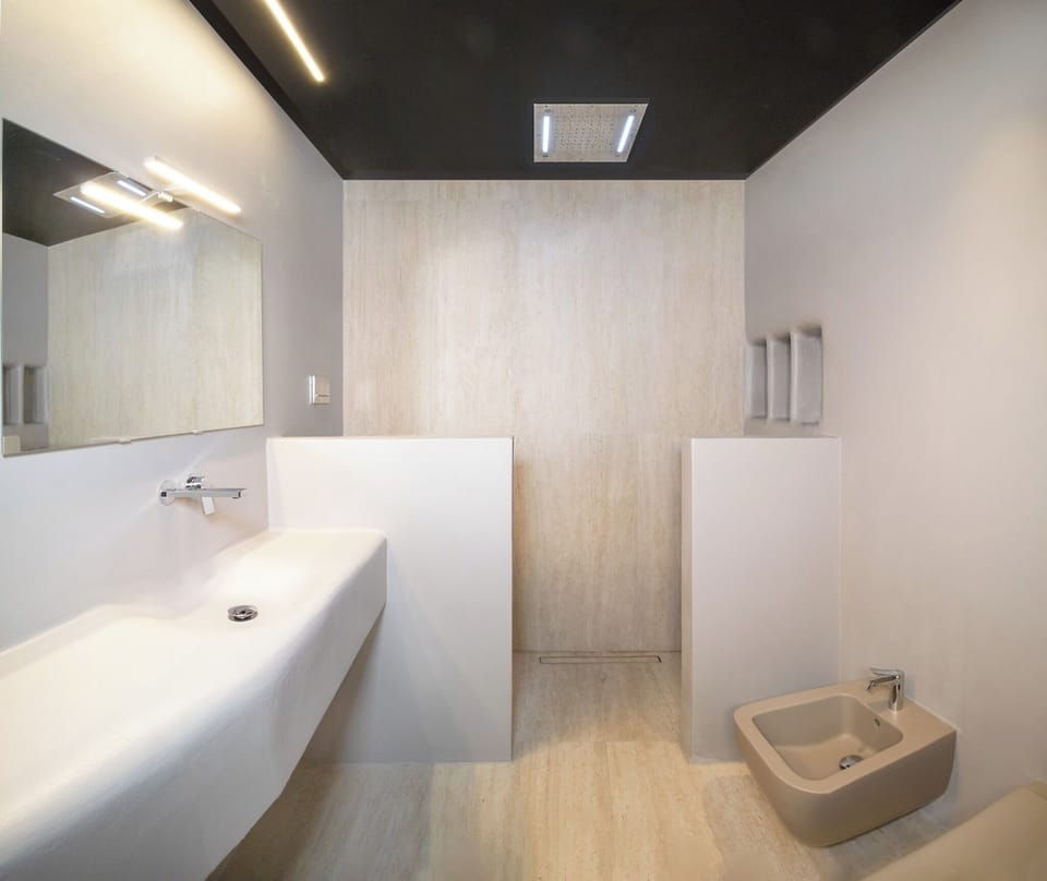 Design Double or Twin Room, 1 Bedroom, Balcony, Valley View | Bathroom | Shower, free toiletries, hair dryer, bidet