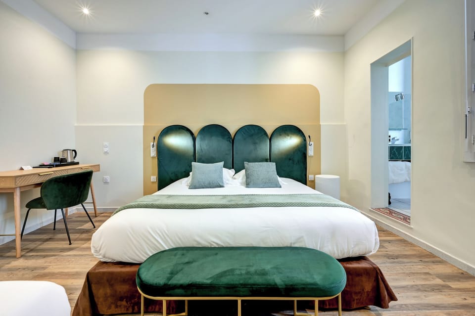 In-room safe, soundproofing, iron/ironing board, free WiFi