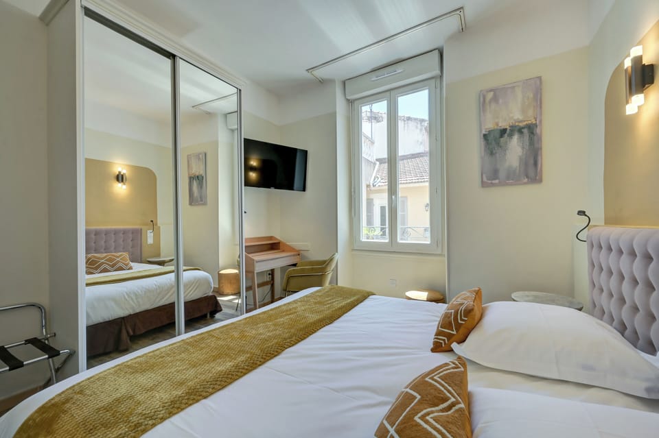 In-room safe, soundproofing, iron/ironing board, free WiFi