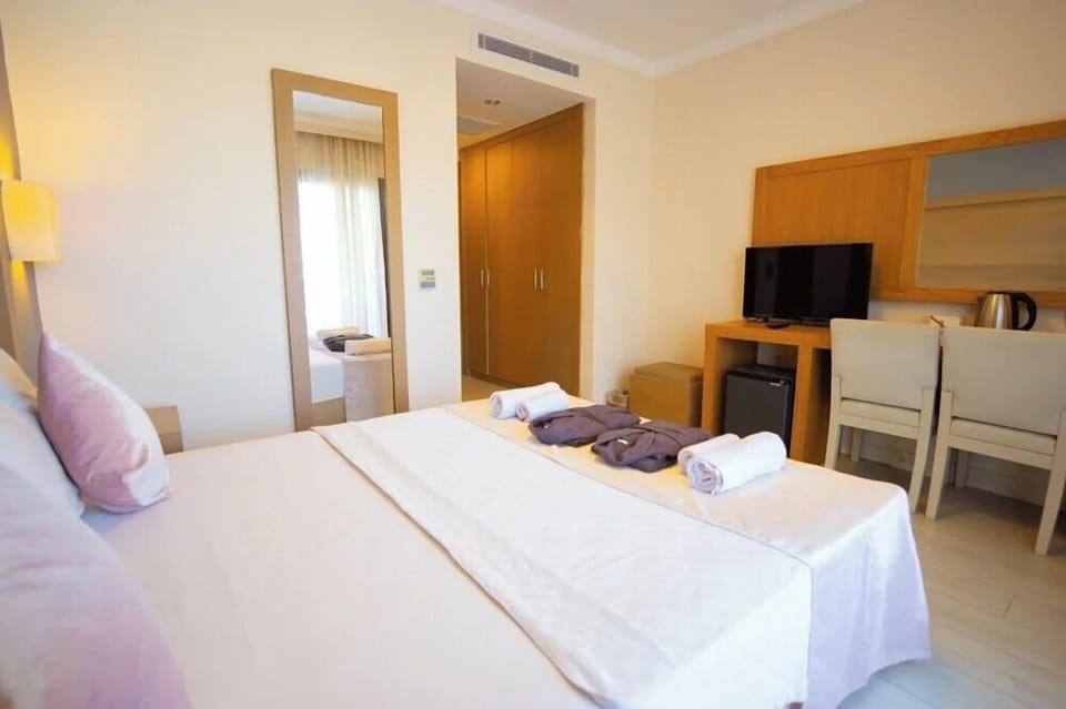 Standard Room, Balcony, Sea View | In-room safe, WiFi (free), bed sheets