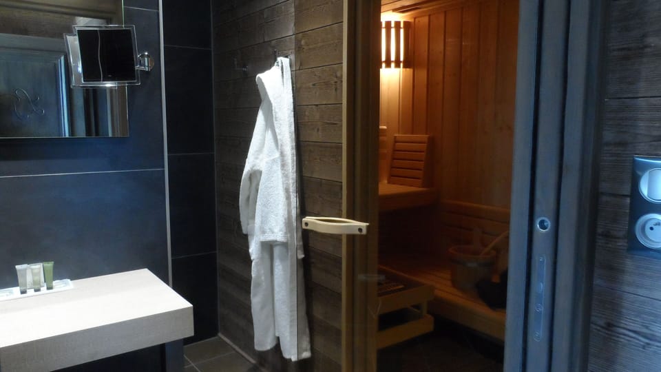Luxury Suite, Lake View | Free WiFi, bed sheets