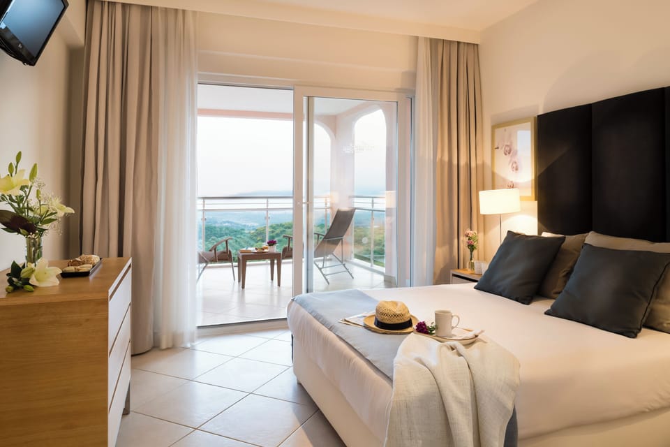 In-room safe, soundproofing, iron/ironing board, free WiFi