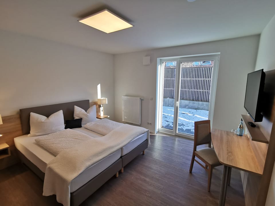 Family Room, Roll-in Shower | Desk, laptop workspace, free WiFi