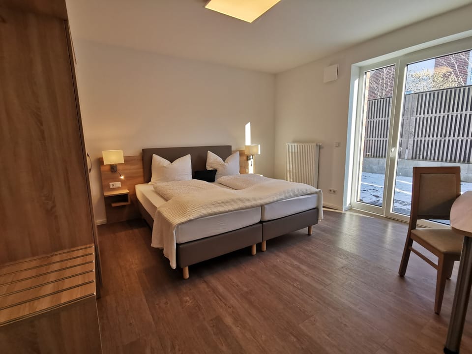 Family Room, Roll-in Shower | Desk, laptop workspace, free WiFi