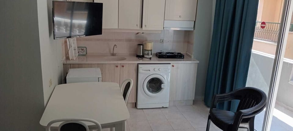 Family Apartment, Balcony | Private kitchen | Mini-fridge, stovetop