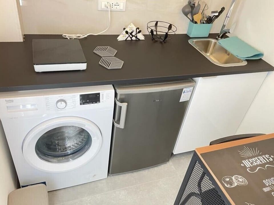 Studio, 1 Double Bed, Patio | Private kitchen | Electric kettle, dining tables