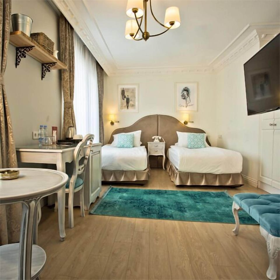 Suite | In-room safe, desk, soundproofing, free cribs/infant beds