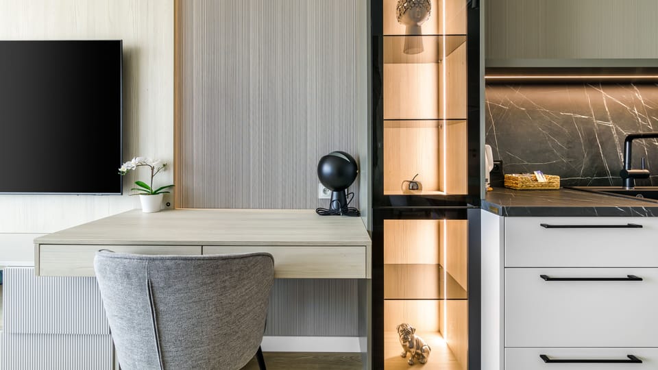 Deluxe Apartment, 1 Bedroom, Kitchenette, City View | In-room business center