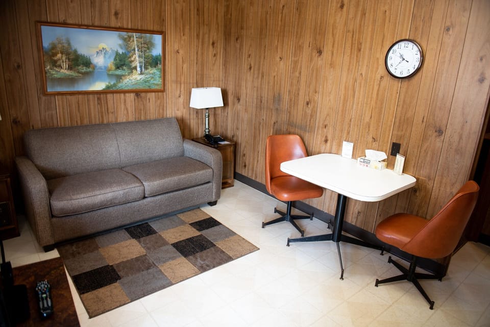 Suite, Kitchenette | Living area | TV