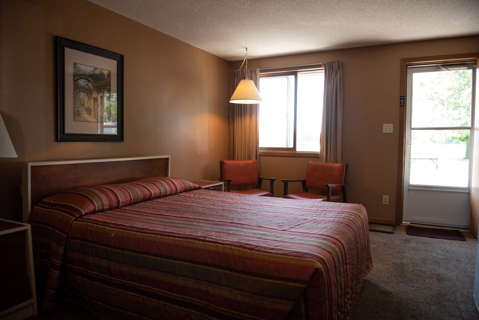 Room, 1 Queen Bed | Iron/ironing board (on request), WiFi (free)
