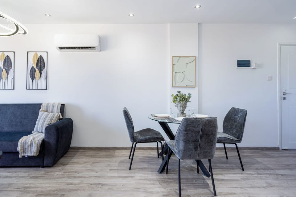 Apartment, 2 Bedrooms, Kitchen, City View | In-room dining