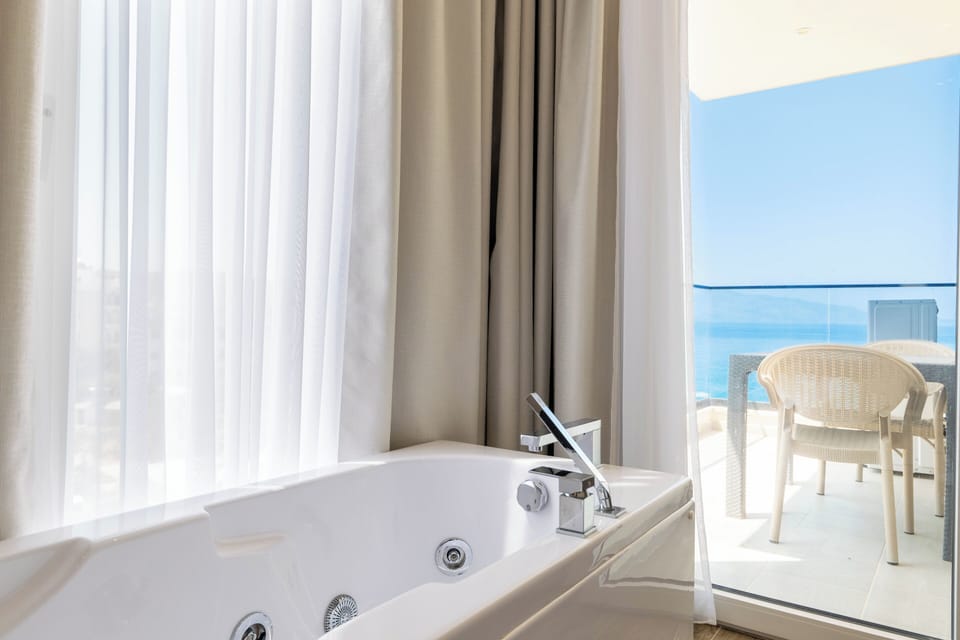 Suite, Sea View | Soundproofing, iron/ironing board, free WiFi, bed sheets