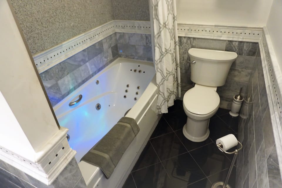 Combined shower/tub, hair dryer, towels