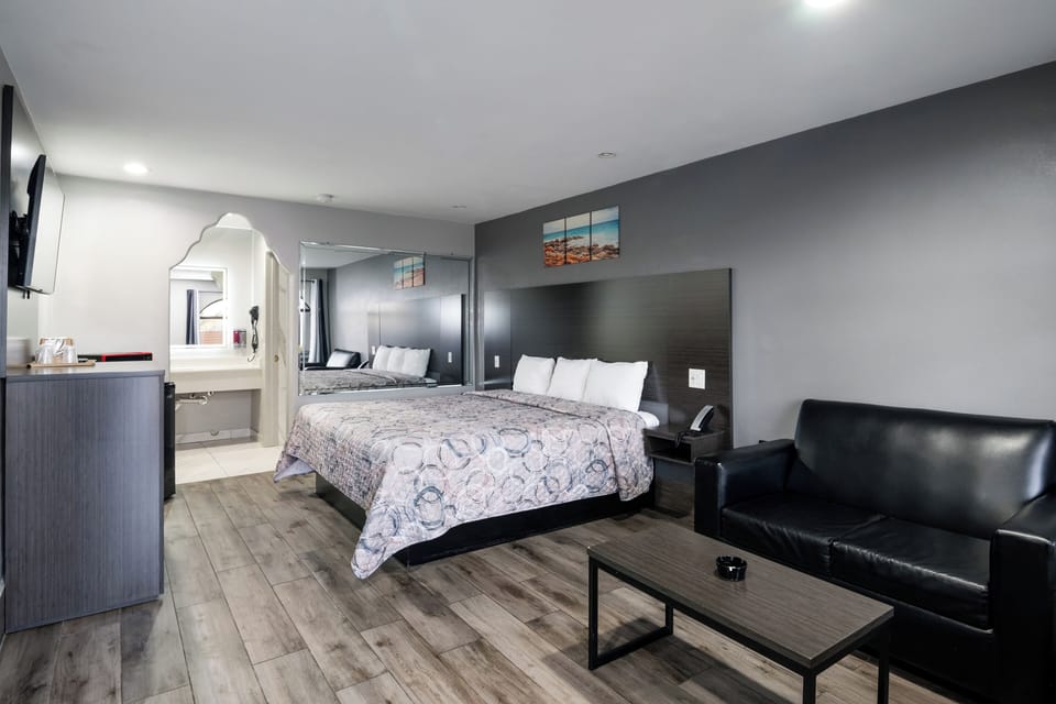 Standard Room, 1 King Bed | Laptop workspace, blackout drapes, soundproofing