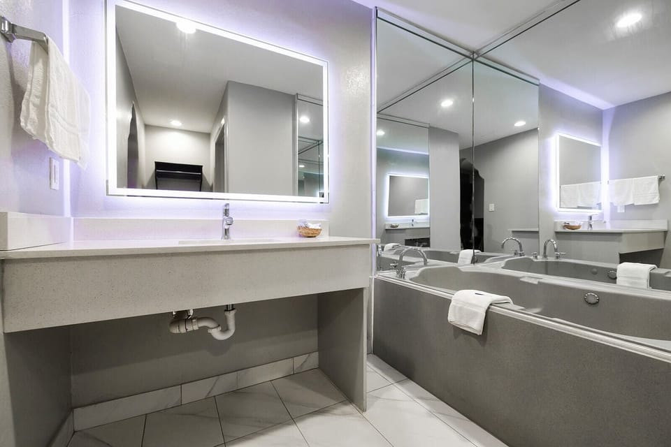 Romantic Room, 1 King Bed | Bathroom | Bathtub, free toiletries, hair dryer, towels