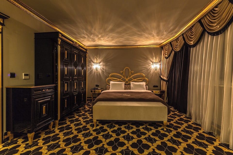 King Room | Minibar, in-room safe, desk, laptop workspace