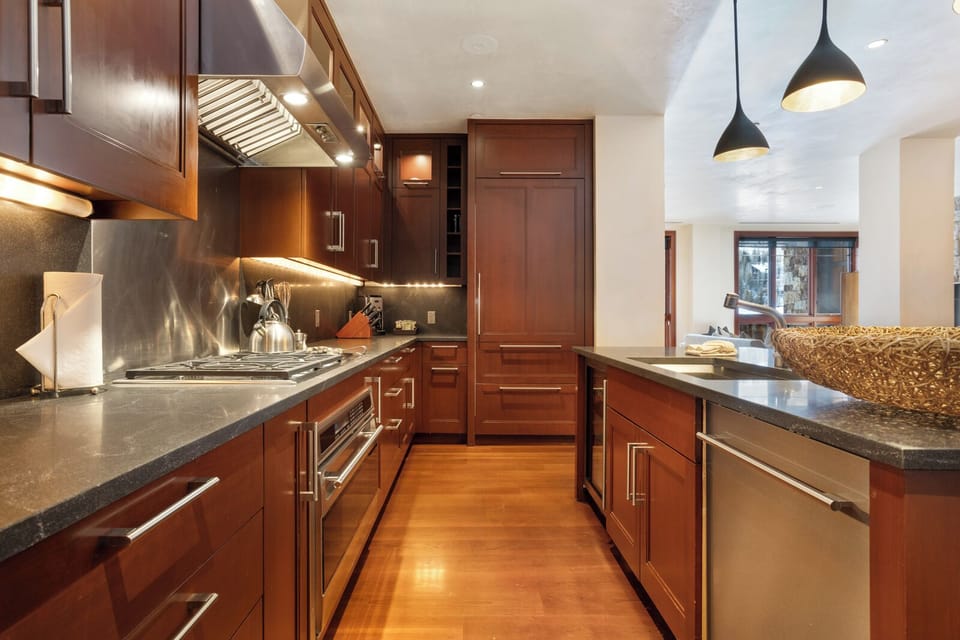 Deluxe Apartment, Mountain View | Private kitchen | Full-size fridge, microwave, oven, stovetop